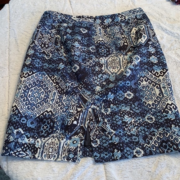 Picturing this beautiful Van Heusen Lined Size 4 Cotton Skirt in New condition. - Picture 3 of 6